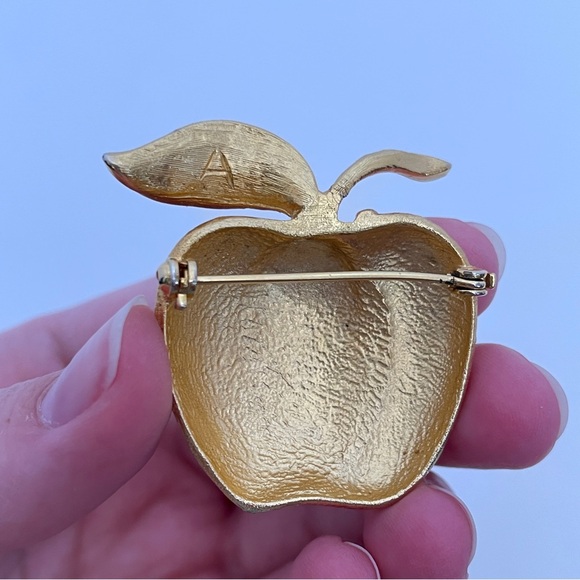 Vintage Heavy Gold Tone Autumn Fall Cottage Core Designer Apple Pin / Brooch - Picture 4 of 8